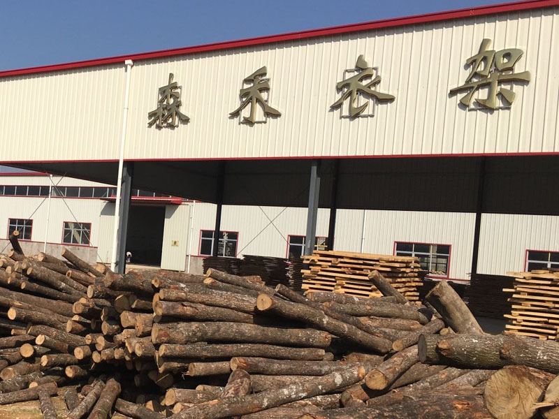 a2bfd5f3cfe1dbd03ba16626f53c6d6b 意昂衣架厂原木开料区照片素材.jpg