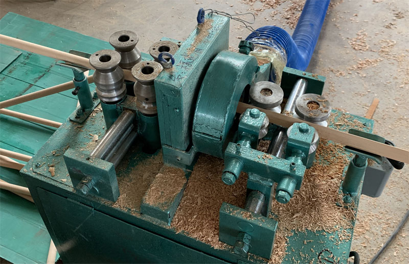 940bcaf8deb21ff59a9f98bf2135ff0a 意昂衣架厂圆棒设备1.jpg